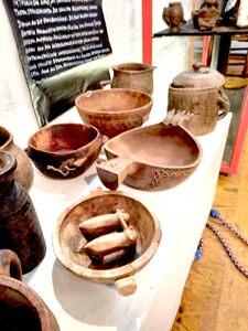 Schüsseln und Schalen aus Holz und Stein